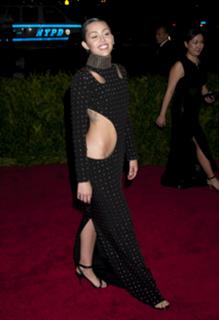 Miley Cyrus feet photo thumbnail