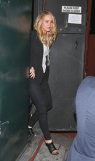 Jennifer Lawrence feet photo thumbnail