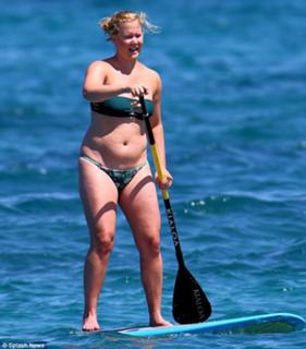 Amy Schumer feet photo thumbnail