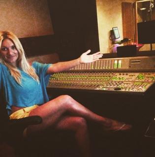 Brooke Hogan feet photo thumbnail