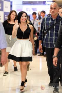 Demi Lovato feet photo thumbnail