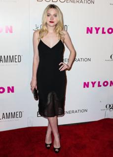 Dakota Fanning feet photo thumbnail