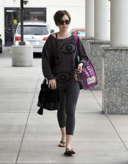 Lily Collins feet photo thumbnail