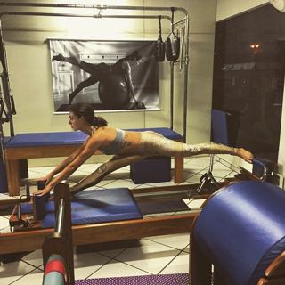 Isis Valverde feet photo thumbnail