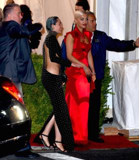 Miley Cyrus feet photo thumbnail