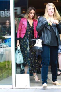 Jessica Alba feet photo thumbnail