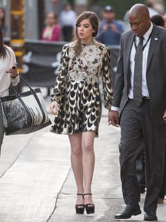 Hailee Steinfeld feet photo thumbnail