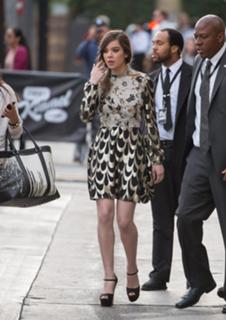 Hailee Steinfeld feet photo thumbnail