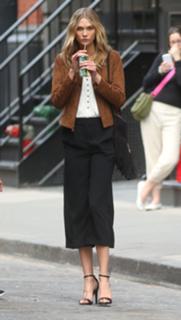 Karlie Kloss feet photo thumbnail