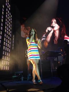 Lana Del Rey feet photo thumbnail