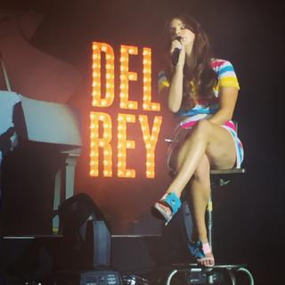 Lana Del Rey feet photo thumbnail