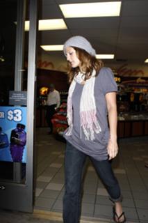 Drew Barrymore feet photo thumbnail