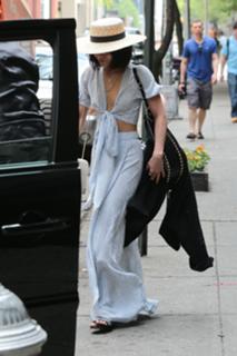 Vanessa Hudgens feet photo thumbnail