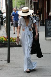 Vanessa Hudgens feet photo thumbnail