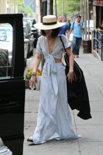 Vanessa Hudgens feet photo thumbnail