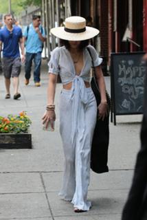 Vanessa Hudgens feet photo thumbnail