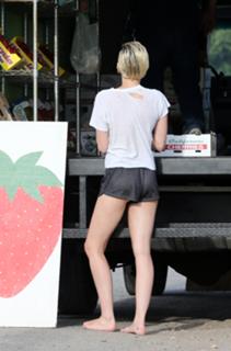 Miley Cyrus feet photo thumbnail