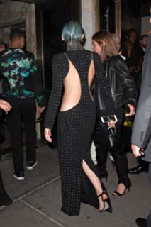 Miley Cyrus feet photo thumbnail