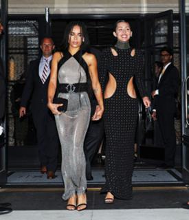 Miley Cyrus feet photo thumbnail