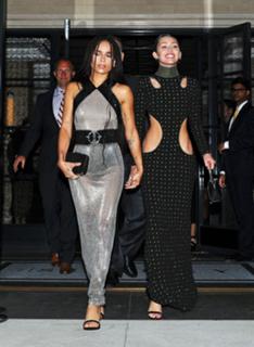 Miley Cyrus feet photo thumbnail