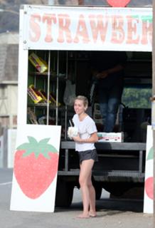 Miley Cyrus feet photo thumbnail
