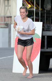 Miley Cyrus feet photo thumbnail