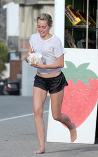 Miley Cyrus feet photo thumbnail