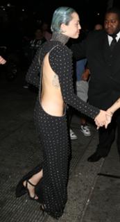 Miley Cyrus feet photo thumbnail