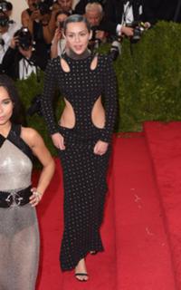 Miley Cyrus feet photo thumbnail