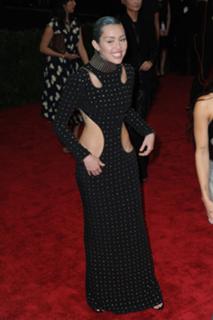 Miley Cyrus feet photo thumbnail