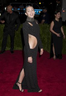 Miley Cyrus feet photo thumbnail