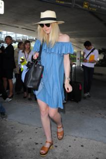 Dakota Fanning feet photo thumbnail