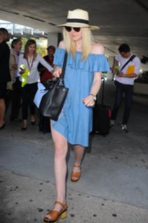 Dakota Fanning feet photo thumbnail