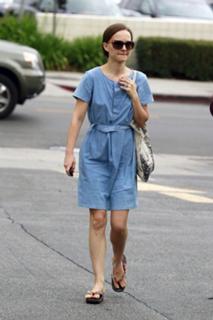 Natalie Portman feet photo thumbnail
