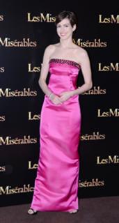Anne Hathaway feet photo thumbnail