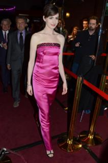 Anne Hathaway feet photo thumbnail