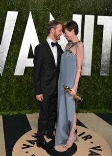 Anne Hathaway feet photo thumbnail