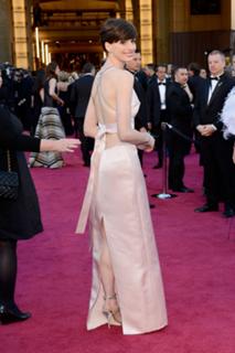 Anne Hathaway feet photo thumbnail