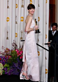 Anne Hathaway feet photo thumbnail
