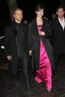 Anne Hathaway feet photo thumbnail