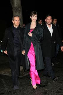 Anne Hathaway feet photo thumbnail