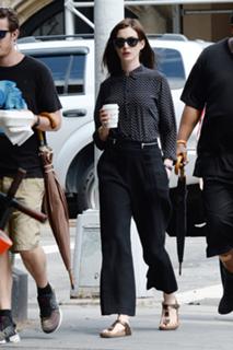 Anne Hathaway feet photo thumbnail