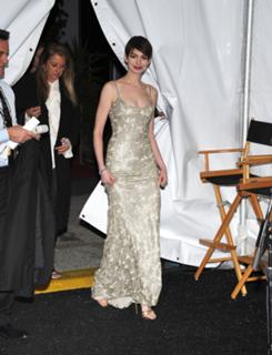 Anne Hathaway feet photo thumbnail