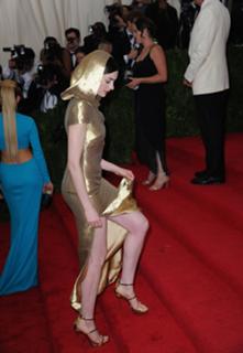 Anne Hathaway feet photo thumbnail