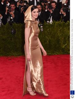Anne Hathaway feet photo thumbnail