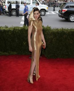 Anne Hathaway feet photo thumbnail