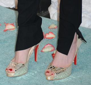 Anne Hathaway feet photo thumbnail