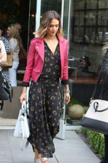 Jessica Alba feet photo thumbnail