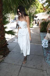 Kendall Jenner feet photo thumbnail