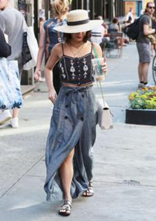 Vanessa Hudgens feet photo thumbnail